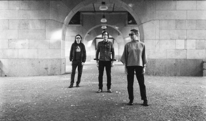 A Place to Bury Stangers website beeld